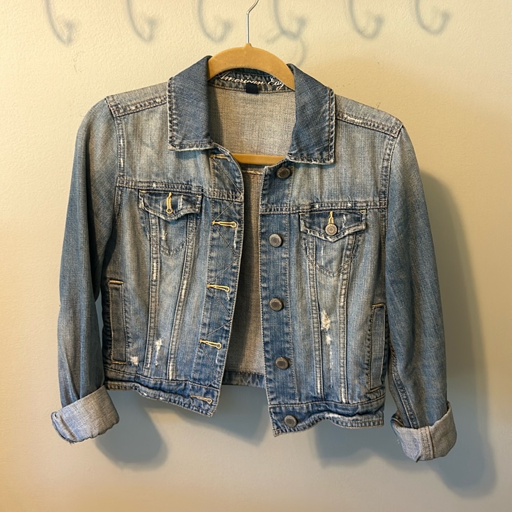 American Eagle Cropped Jean Jacket. Small.
